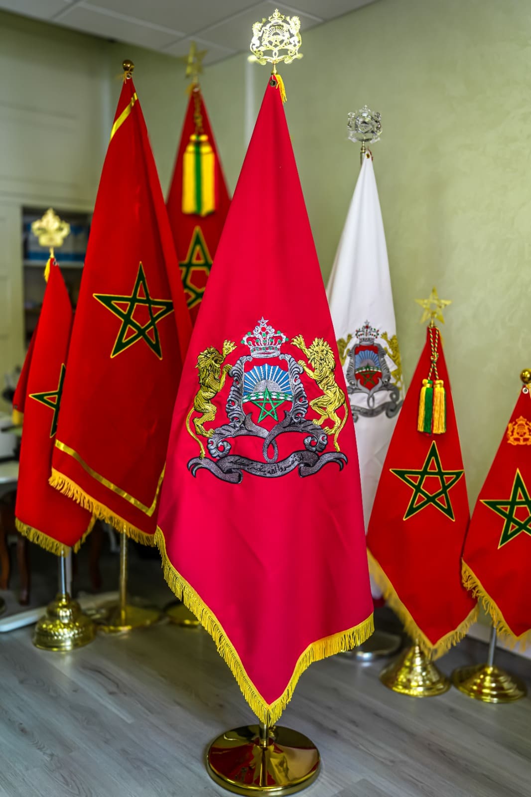 Drapeaux marocains premium — grand drapeau avec drapeaux de bureau